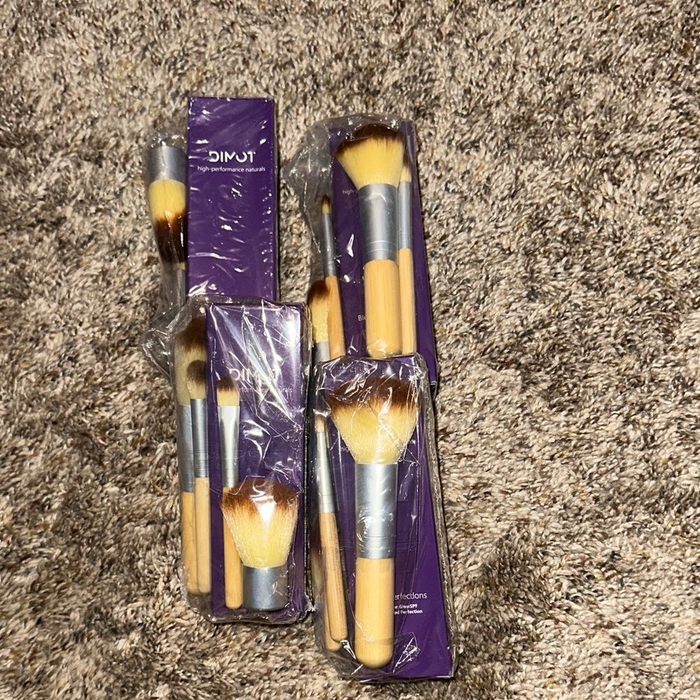 BUNDLE OF 4!! 12 hour primer Makeup Brush Set -